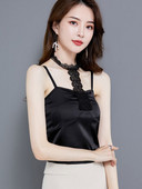 Női szatén felső vékony pánttal és csipkével