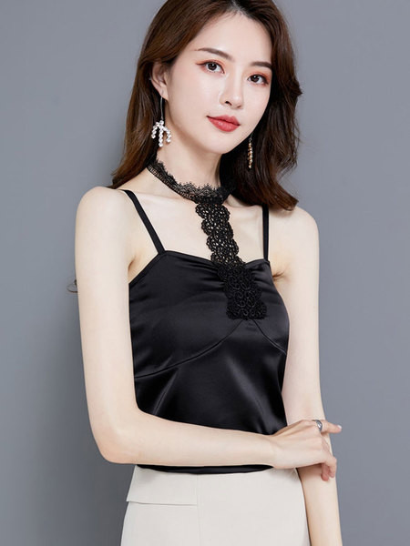 Női szatén felső vékony pánttal és csipkével