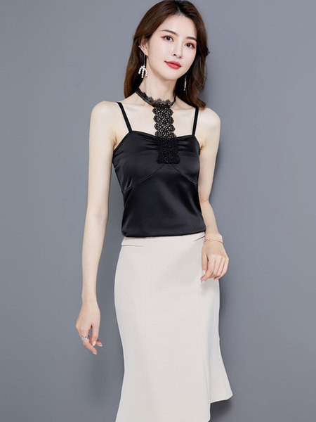 Női szatén felső vékony pánttal és csipkével