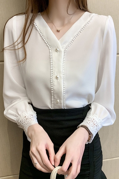 Női alkalmi ing csipkével az ujjakon és fehér gyöngyökkel