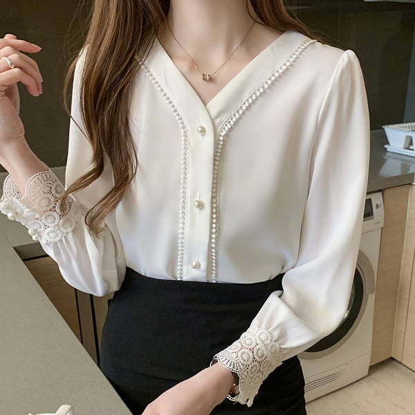 Női alkalmi ing csipkével az ujjakon és fehér gyöngyökkel