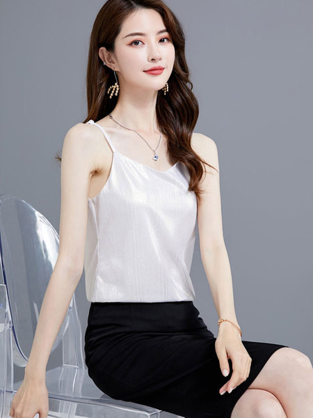 Sieviešu bikses ar spīdīgu efektu un plānām lencēm