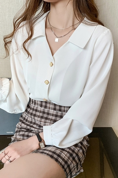 Stílusos ing gombokkal és spitz nyakkivágással fehér és bézs színben