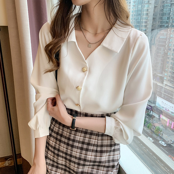 Stílusos ing gombokkal és spitz nyakkivágással fehér és bézs színben