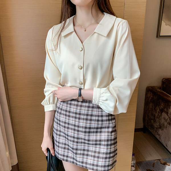 Stílusos ing gombokkal és spitz nyakkivágással fehér és bézs színben