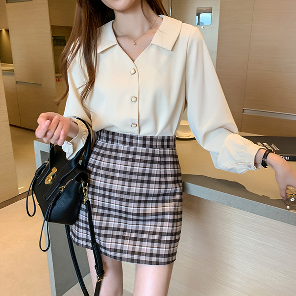 Stílusos ing gombokkal és spitz nyakkivágással fehér és bézs színben