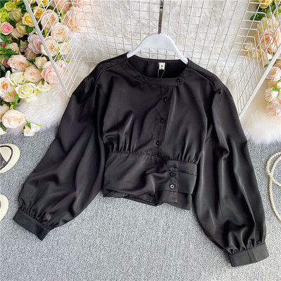 Moderns sieviešu īss krekls ar pogām un ovālu kakla izgriezumu