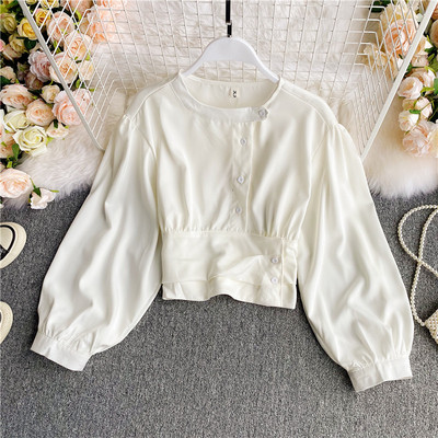 Moderns sieviešu īss krekls ar pogām un ovālu kakla izgriezumu