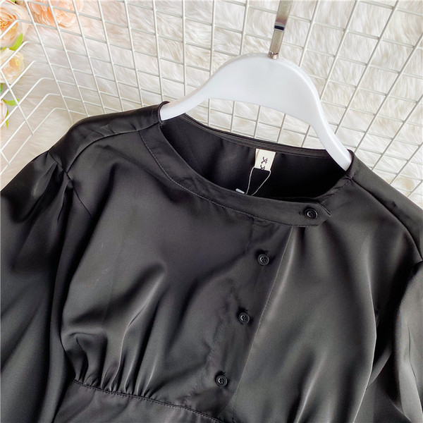 Moderns sieviešu īss krekls ar pogām un ovālu kakla izgriezumu