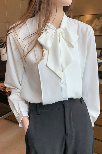 Új női modell fehér szalaggal és gombokkal