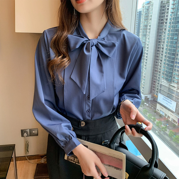 Új női modell fehér szalaggal és gombokkal