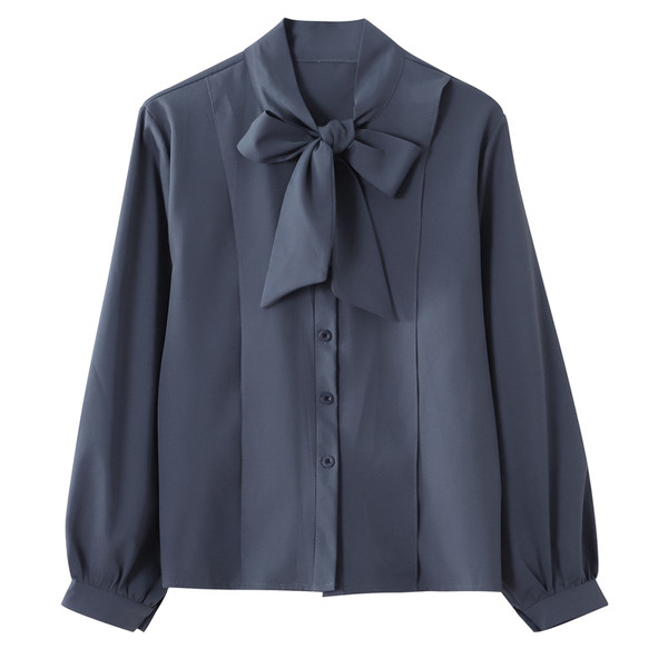 Új női modell fehér szalaggal és gombokkal