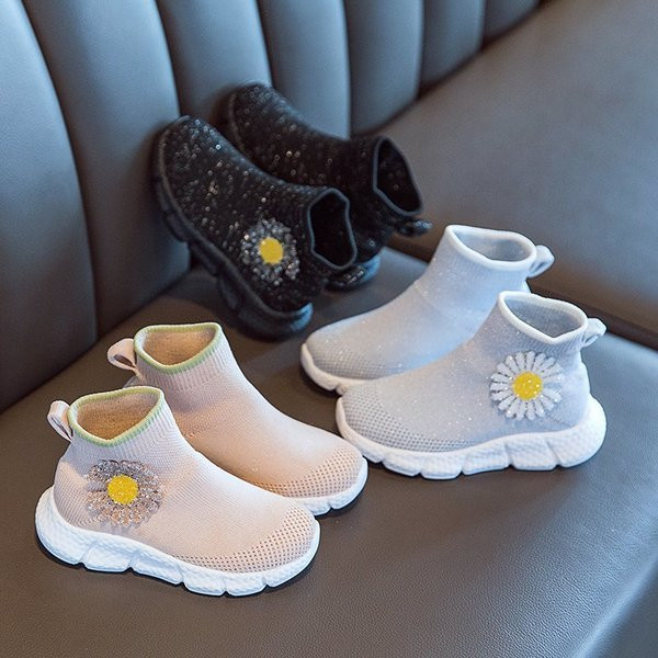 Patogūs vaikiški sportbačiai mergaitėms grubiu padu ir siuvinėjimais