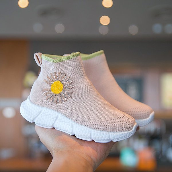 Patogūs vaikiški sportbačiai mergaitėms grubiu padu ir siuvinėjimais