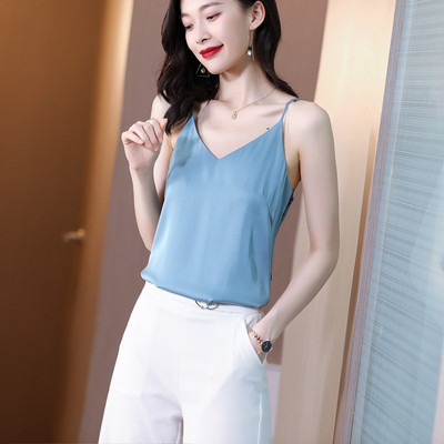 Μοντέρνα γυναικεία μπλούζα με δαντέλα και λαιμόκοψη