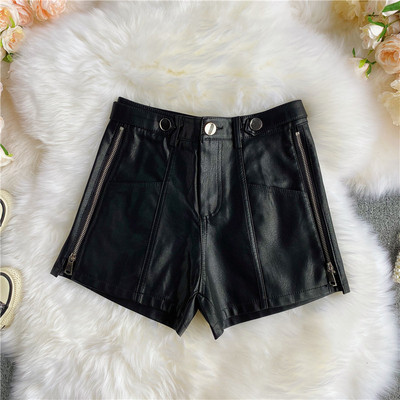 Μοντέρνα γυναικεία σορτς από οικολογικό δέρμα με πλαϊνό φερμουάρ