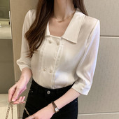 Női ing négyzet alakú nyakkivágással, gombokkal és 3/4-es ujjakkal