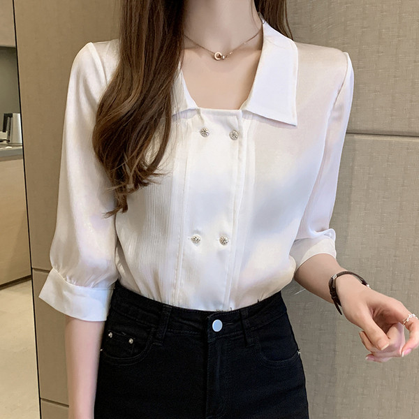 Női ing négyzet alakú nyakkivágással, gombokkal és 3/4-es ujjakkal