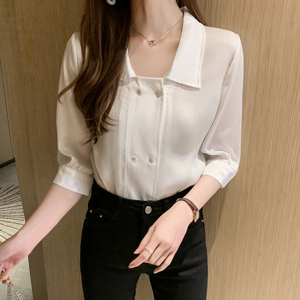 Női ing négyzet alakú nyakkivágással, gombokkal és 3/4-es ujjakkal