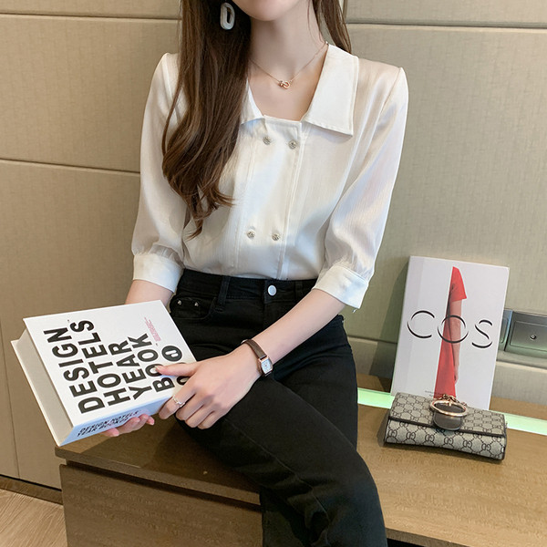 Női ing négyzet alakú nyakkivágással, gombokkal és 3/4-es ujjakkal