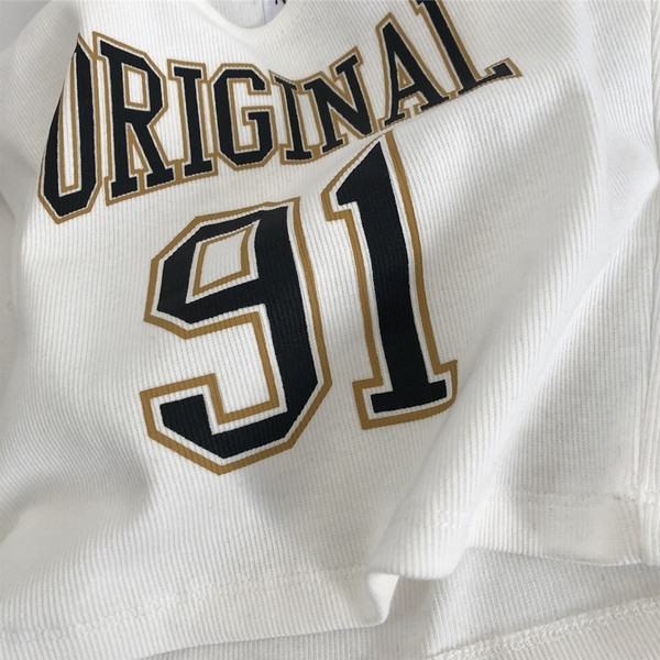 Aktuális női felső, széles pántokkal és rátéttel