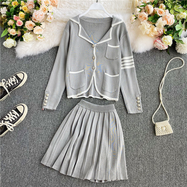 Set modern de dama de fusta scurta si vesta