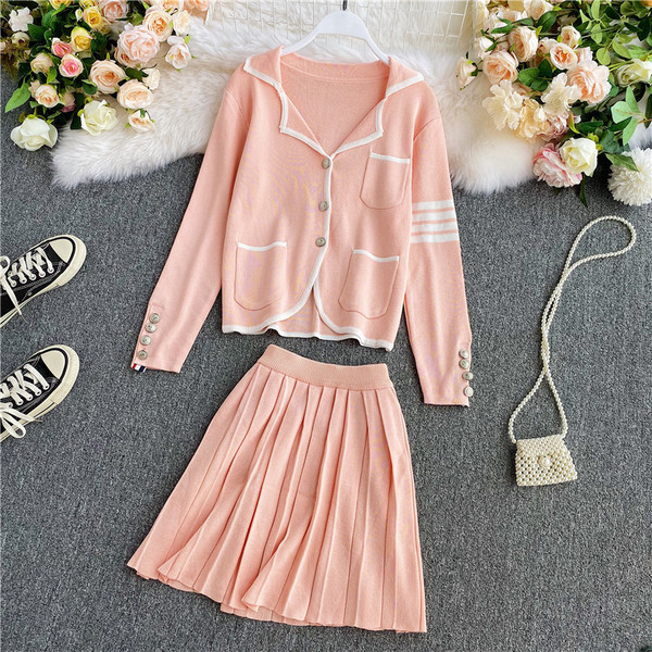 Set modern de dama de fusta scurta si vesta