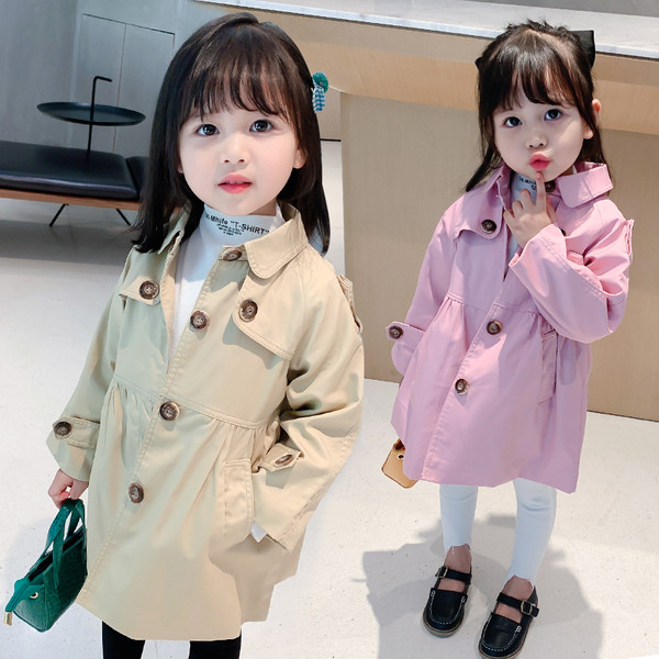 Modern gyerekkabát gombokkal és zsebekkel