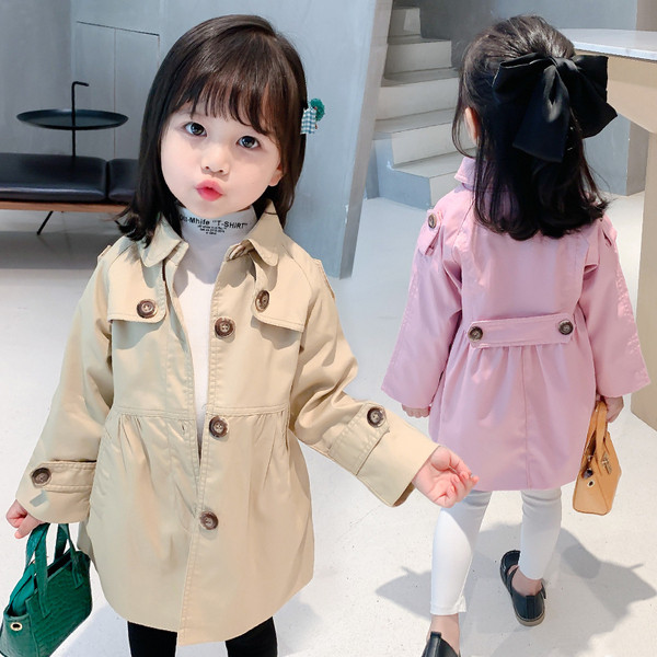 Modern gyerekkabát gombokkal és zsebekkel