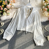 Pašreizējais sieviešu īss krekls ar saitēm un pogām