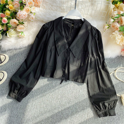 Pašreizējais sieviešu īss krekls ar saitēm un pogām