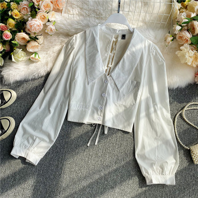 Pašreizējais sieviešu īss krekls ar saitēm un pogām