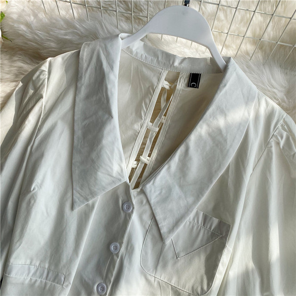 Pašreizējais sieviešu īss krekls ar saitēm un pogām