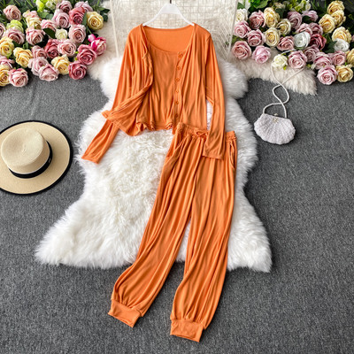 Naiste vabaaja komplekt pikkadest pükstest ja pluusist