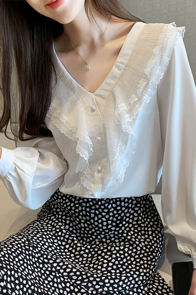 Cămașă elegantă de damă în alb, cu decolteu spitz și mâneci lungi