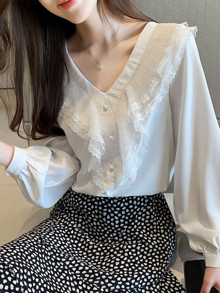 Cămașă elegantă de damă în alb, cu decolteu spitz și mâneci lungi