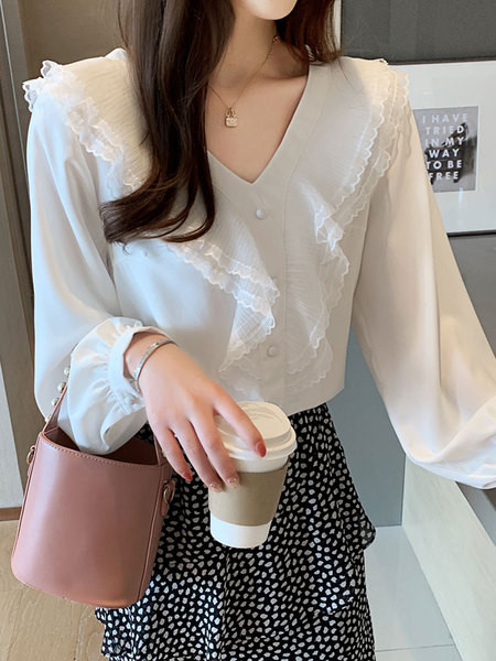 Cămașă elegantă de damă în alb, cu decolteu spitz și mâneci lungi