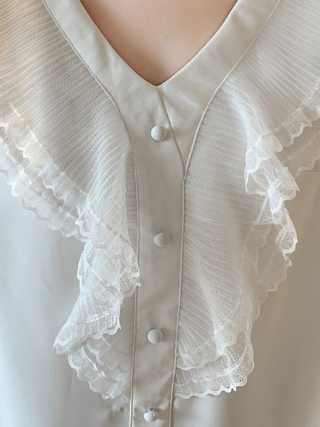 Cămașă elegantă de damă în alb, cu decolteu spitz și mâneci lungi