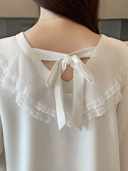 Cămașă elegantă de damă în alb, cu decolteu spitz și mâneci lungi