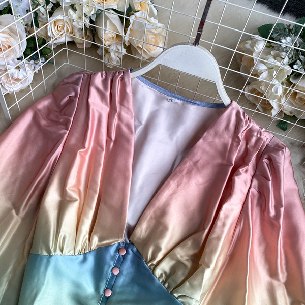 Πολύχρωμο γυναικείο πουκάμισο με βαθιά λαιμόκοψη και κουμπιά