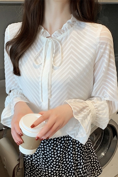 Stiilne valge paela ja pikkade varrukatega naiste särk