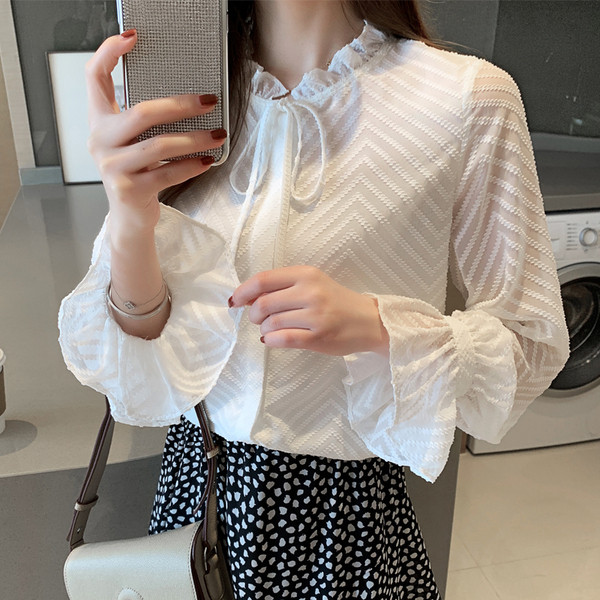 Stiilne valge paela ja pikkade varrukatega naiste särk