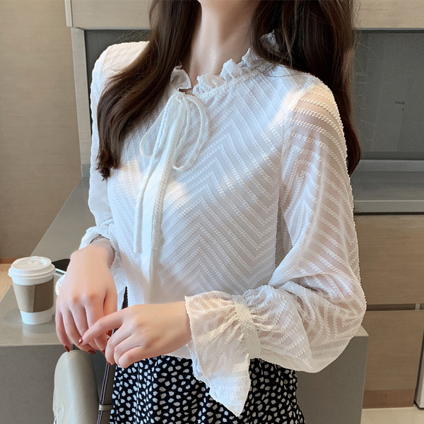 Stiilne valge paela ja pikkade varrukatega naiste särk