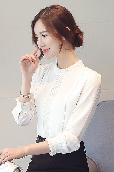 Stilīgs sieviešu krekls ar augstu apkakli - tīrs modelis baltā krāsā