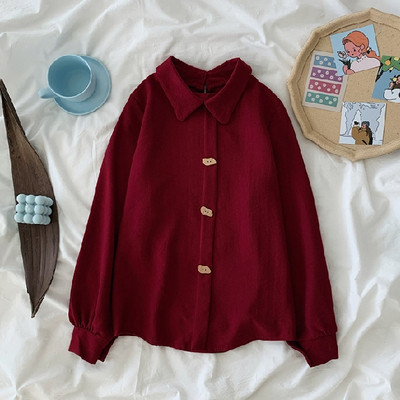 Stiilne klassikalise krae, pikkade varrukate ja nööpidega naiste särk