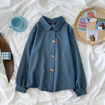 Stiilne klassikalise krae, pikkade varrukate ja nööpidega naiste särk