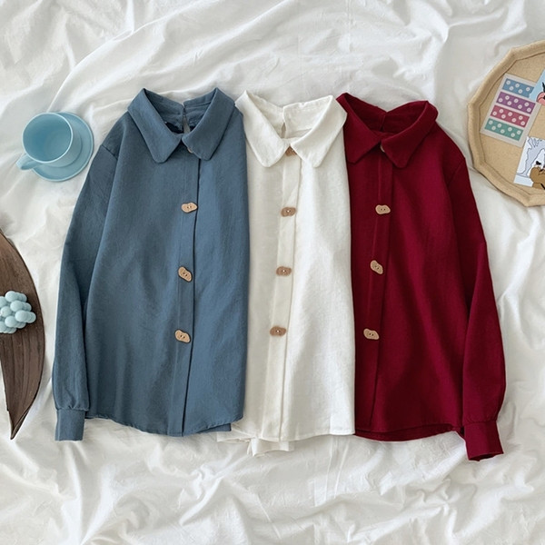 Stiilne klassikalise krae, pikkade varrukate ja nööpidega naiste särk