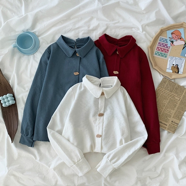 Stiilne klassikalise krae, pikkade varrukate ja nööpidega naiste särk