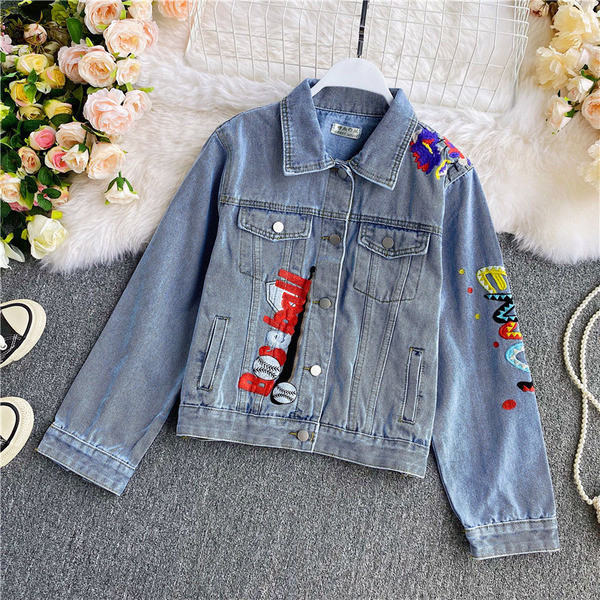 Női alkalmi farmerdzseki gombokkal és színes hímzéssel