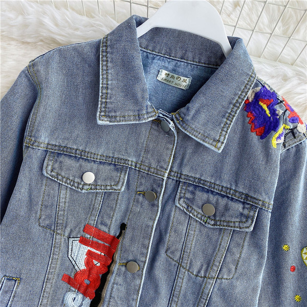 Női alkalmi farmerdzseki gombokkal és színes hímzéssel